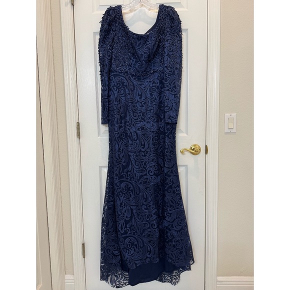 NWT Mac Duggal 11187 Blue Embroidered Lace Applique Shoulder Detail Trumpet Gown - Picture 3 of 10